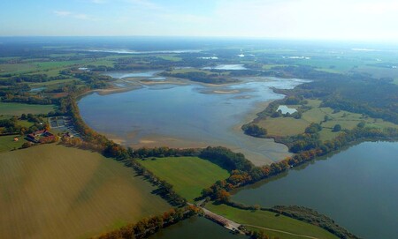 Rybníky mají v krajině vedle řady dalších funkcí i funkci estetickou. Na snímku rybník Koclířov (vpravo) a Velký Tisý (vlevo).