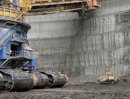 Podle ekologických aktivistů ze společností Czech Coal a Severní energetická jejich majitelé za čtyři roky do firem v cizině poslali miliardy korun, stát za tu dobu z poplatků za těžbu získal 400 milionů