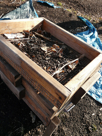 Alternativou ke sběrné nádobě na bioodpad je kompostér