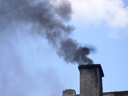 Aktuálně prý obce nemají možnost spalování různých materiálů postihnout, i když je zakázané. Brabec připomněl, že zakázáno je mimo jiné pálení chemicky ošetřeného dřeva nebo uhelného prachu. Podle ministra má kontrolu topenišť zavedenu v Evropě 13 zemí