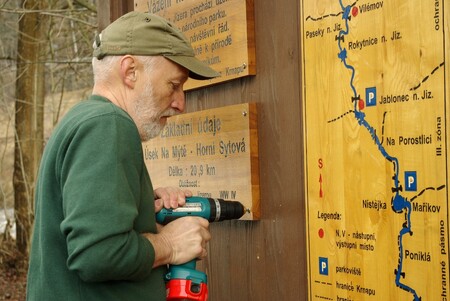 Na dřevěných tabulích nacházejí návštěvníci panoramatické pohledové mapy, informace o přírodě Krkonoš i vědomostní hry pro děti