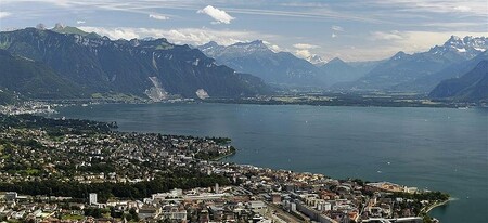 Ženevské jezero. Rhona do jezera přitéká alpským údolím (vpravo nahoře). Právě do této oblasti se zřejmě sesunulo úbočí jedné z hor, což způsobilo tsunami