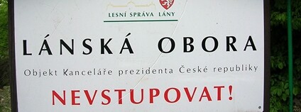 Zákaz vstupu do Lánské obory u Klíčavské přehrady (v obci Běleč). Foto: cs:ŠJů Wikimeda Commons
