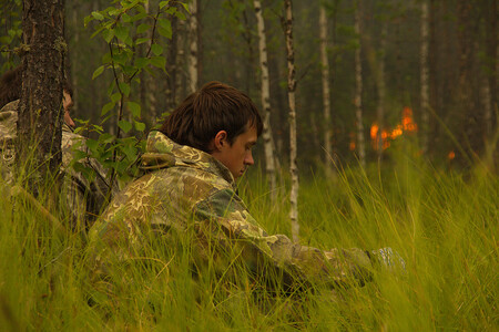 K letošnímu dramatickému rozšíření přispělo nejen tradiční problematické volné vypalování lesních porostů, ale také nezvykle suchý rok. Na ilustračním snímku voják odpočívající během požáru v roce 2012 v Yuganské přírodní rezervaci.