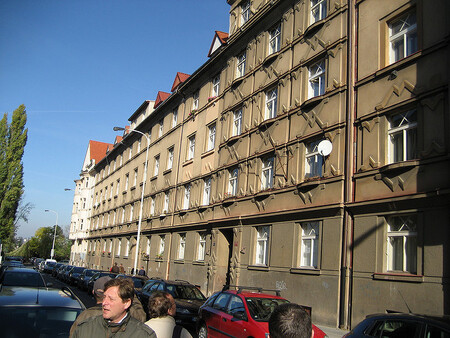 Praha 7 je typická hustou zástavbou bytových domů s malým podílem zeleně.