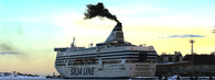 Loď s kouřícím komínem