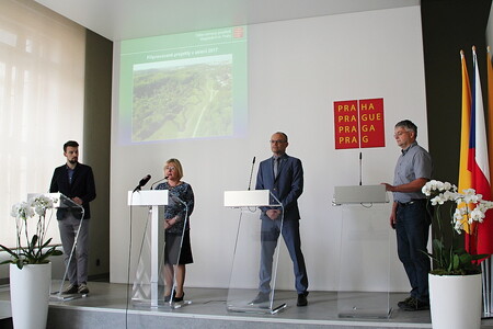 Situaci ohledně přemnožených divokých prasat v Praze na konferenci 5.4.2017 komentovali Jana Plamínková, Štěpán Kyjovský a Dan Frantík.