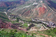 Pohled na starý areál dolu a uranové odkaliště v Mailuu Suu, Kyrgyzstán