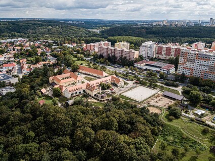 Toulcův dvůr, v pozadí panorama panelových domů. Foto: Martin Singr/Ekolist.cz