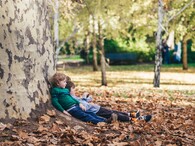 Děti odpočívající v podzimním lese