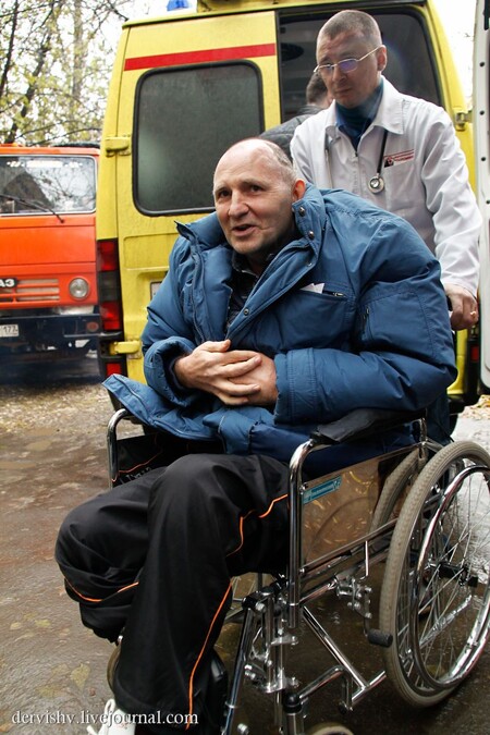 Novinář Michail Beketov vyšel z násilného přepadení živ, přišel o několik prstů na ruce, část nohy a utrpěl poranění mozku. Jeho články mimo jiné kritizovaly výstavbu dálnice přes les v Chimkách.