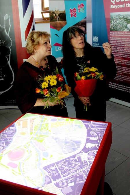 Věra Čáslavská s britskou velvyslankyní Sian MacLeodovou u modelu olympijského parku královny Alžběty
