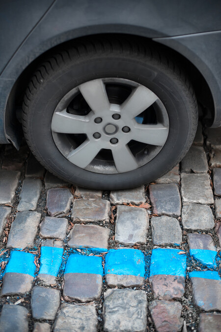 Vyřeší se parkování ve městě nastříkáním modré čáry?