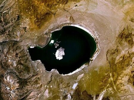 Jezero Mono se nachází v Kalifornii východně od Yosemitského národního parku. Poloha ve velmi suché oblasti způsobuje, že je jezero velmi slané a postupně ustupuje. Největší rozlohu mělo během poslední doby ledové. Další ránu mu udělili ve 40. letech lidé, když vodu z jeho přítoků odvedli směrem k rozrůstajícímu se Los Angeles. Od roku 1984 je jezero chráněno a hladina v omezené míře stoupá, představil místo původu bakterií hydrolog Bohumír Janský.