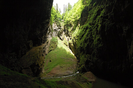 Největší zájem je dlouhodobě o Punkevní jeskyni vzhledem k tomu, že součástí prohlídky je projížďka na lodičkách po podzemním úseku Punkvy. Na snímku propast Macocha.