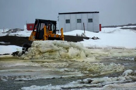 Sníh znečištěný naftou je bagrem odhrnován do moře. Snímek pochází z 21.12.2009