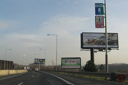 Billboardy by od silnic měly zmizet do pěti let. Na snímku Městský okruh (Jižní spojka), Praha, směr od Barrandovského mostu, za Lanovým mostem