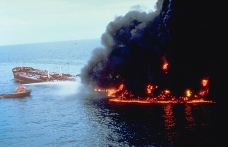 Íránský ropný tanker Sanchi po srážce s čínskou nákladnou lodí asi 300 kilometrů východně od Šanghaje týden hořel.