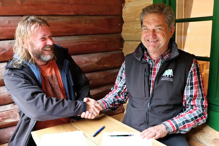 V nedávno zrekonstruované chatě Racheldiensthütte podepsali ředitelé národních parků Pavel Hubený (vlevo) a Franz Leibl třetí společnou dohodu o spolupráci.