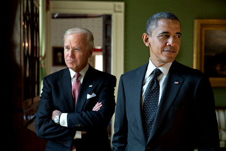 Barack Obama a Joe Biden v Zeleném pokoji v Bílém domě