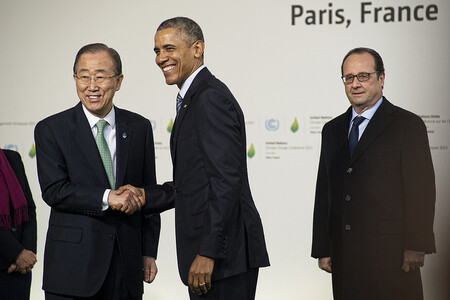 Spolupráce Spojených států a Číny je ve snaze zpomalit globální oteplování planety klíčová a oba státy proto navzdory rozporům v jiných oblastech musí najít společnou řeč ohledně snižování emisí, řekl americký prezident Barack Obama. Na ilistračním snímku s Pan Ki Munem, šéfem OSN a francouzským prezidentem Francoisem Hollandem.