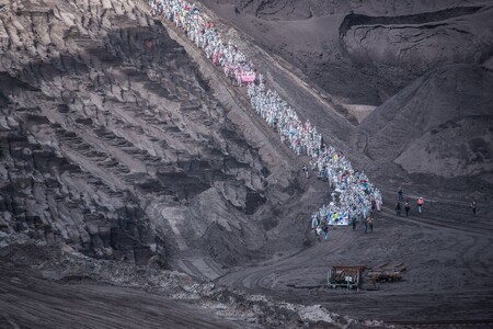 Aktivisté tím zablokovali jak důlní techniku, tak koleje, které z areálu vozí vytěžené uhlí.