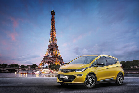 Opel v Paříži představil elektromobil Ampera-e s výkonem 204 koní a dojezdem až 500 kilometrů.