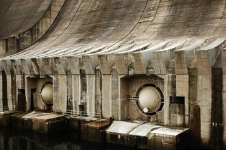 Základní výpusti jsou na přehradě dvě, každá má průměr 4 metry a kapacitu 190 m3/s