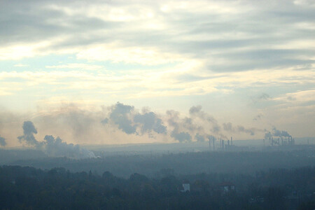 Odložený zákon, který měl v budoucnu snížit závislost Česka na ropě, zemním plynu a uhlí, by snížil smog o zhruba 95 procent, tvrdí Hnutí Duha. Na ilustračním snímku Ostrava zahalená ve smogu.