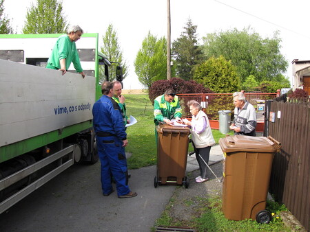 Méně na skládky, více využívat. Na snímku rozvoz nových kontejnerů na bioodpad v Ostravě.