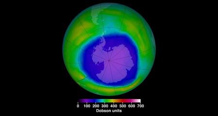 Ozonová vrstva nad střední Evropou nadále řídne. Na snímku: ozonová díra nad Antarktidou 2015