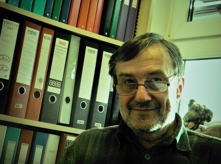 Doc. RNDr. František Sedláček, CSc. je docentem na Přírodovědecké fakultě Jihočeské univerzity. Kromě jiného je předsedou tamní odborné komise pro etické zacházení se zvířaty.