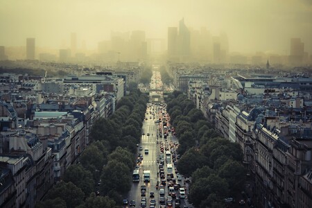 Smog sužuje francouzskou metropoli už od pátku.