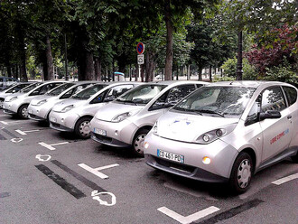 Podle výzkumu organizace CSA se počet prodaných aut v příměstského regionu Paříže snížil zhruba o 11 500, přičemž se ušetřilo asi 4,8 tun emisí oxidu uhličitého