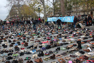 Boty místo demonstrantů na náměstí Republiky v Paříži
