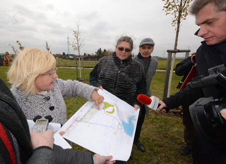 Radní Jana Plamínková ukazuje na mapě park U Čeňku.