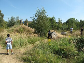 Část parku Gleisdreieck je ponechána "divočině" – opravdu přírodnímu dětskému hřišti s pískem, kamením, dřevem a blátem
