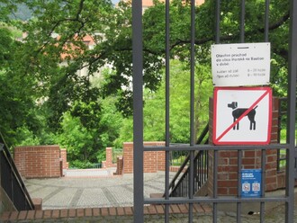Park Ztracenka v centru Prahy po rekonstrukci. Provozní řád zakazuje  vstup se psy, používání kol, koloběžek, bruslí a zákazuje pořádaní akcí.