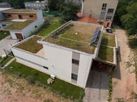 pasivní dům se zelenou střechou
