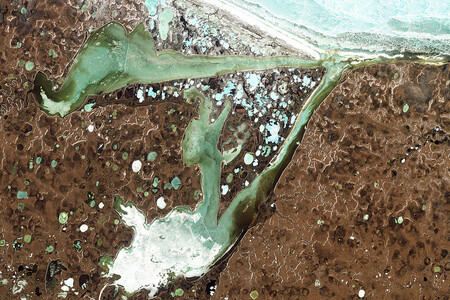 Satelitní snímek tajícího permafrostu v severní Sibiři.