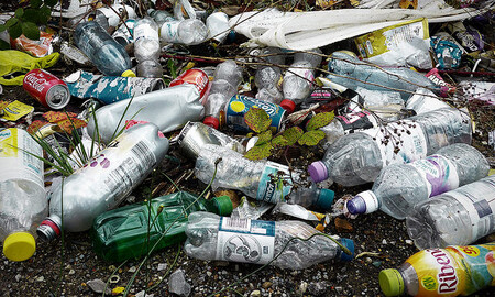 Výzkumníci zmiňují, že tento objev zcela posouvá horizonty „skutečné“ recyklace plastů. „Dosud jsme totiž byli schopni odpadní PET přetavit do podoby jiných plastů,“ říká Yoshida. „Nyní je ale můžeme skutečně rozložit na základní součástky a znovu využít.“