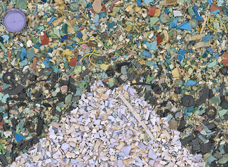 Americký fotograf Chris Jordan ve své práci "Gyre" zachytil 2,4 milionu kusů plastu sesbíraných v Tichém oceánu. Hmotnost tohoto odpadu odpovídá plastovému smetí, které se dostává do světového oceánu každou hodinu.