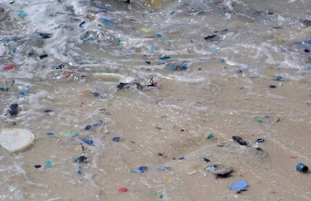 Pláž Velikonočního ostrova pokrytá drobným plastovým odpadem.