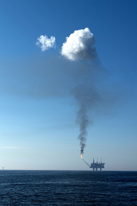 Fléra na ropné plošině kdesi v Severním moři