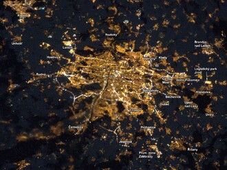 Velitel Mezinárodní kosmické stanice (ISS) Kevin Ford pořídil z oběžné dráhy koncem ledna 2013 snímek noční Prahy. Není to ale snímek veselý. Upozorňuje na velké množství světla, které je zbytečně vysvíceno nahoru a způsobuje tak světelné znečištění nad městem a v jeho širokém okolí. Elektřina vyrobená pro toto neúčelné svícení byla zbytečně zaplacena