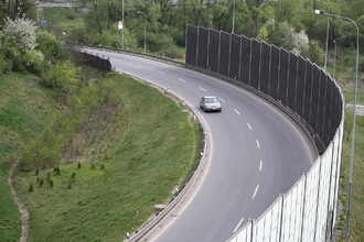 Silnice spojují lidi, ale tvoří překážku pro migraci zvířat i rostlin. Na ilustračním snímku protihluková stěna na okružní silnici v Třebíči.