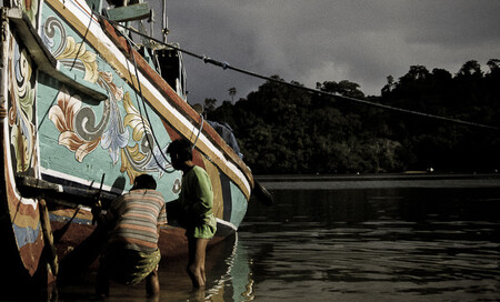 Škody, které ročně Indonésie utrpí v důsledku nelegálního rybolovu, se blíží sumě 15,3 miliard liber. Ilustrační snímek Snímky vyhození lodí do povětří najdete na serveru DailyMail.