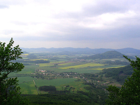 V kraji je více než sto chráněných území a lokalit, z nichž největší jsou chráněné oblasti Jizerských hor, Lužických hor, Českého ráje a Krkonošského národního parku. Cenné oblasti jsou však také například v bývalém vojenském prostoru Ralsko.