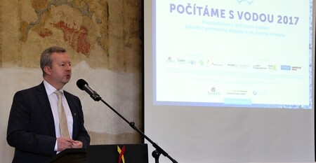 Ministr životního prostředí Richard Brabec  chce do voleb vypsat novou výzvu v programu na šetření vodou Dešťovka, začít s dalším kolem takzvaných kotlíkových dotací a ratifikovat ve Sněmovně pařížskou klimatickou dohodu. Ilustrační snímek.