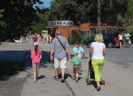 Rodina mířící do pražské zoo